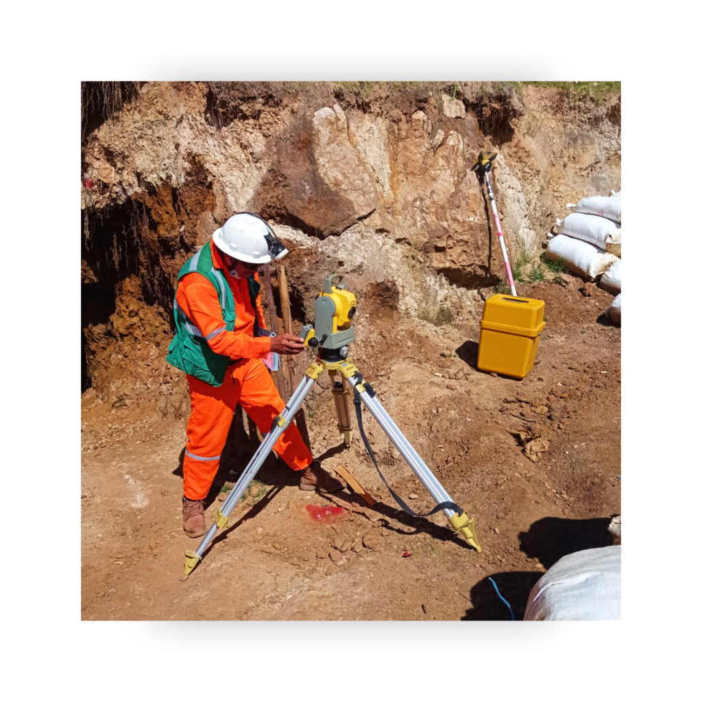 equipo-de-geominerals-apurimac-en-campo-topografia-e-ingenieria 03