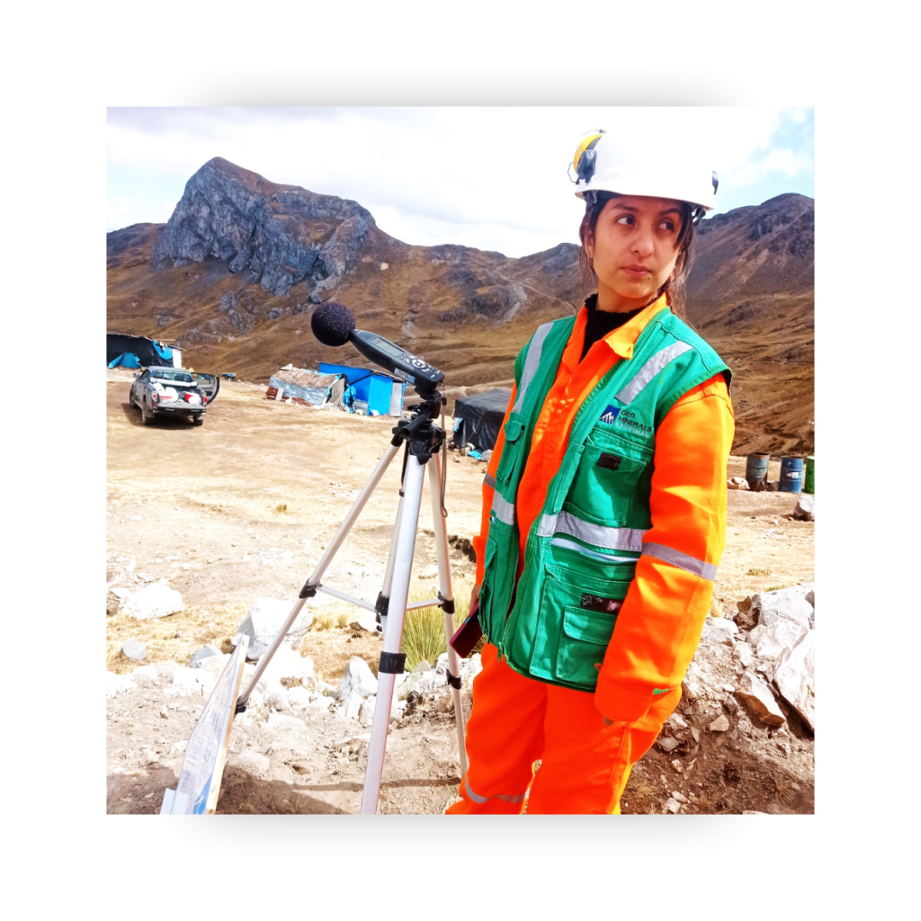 equipo-de-geominerals-apurimac-en-campo-topografia-e-ingenieria 04