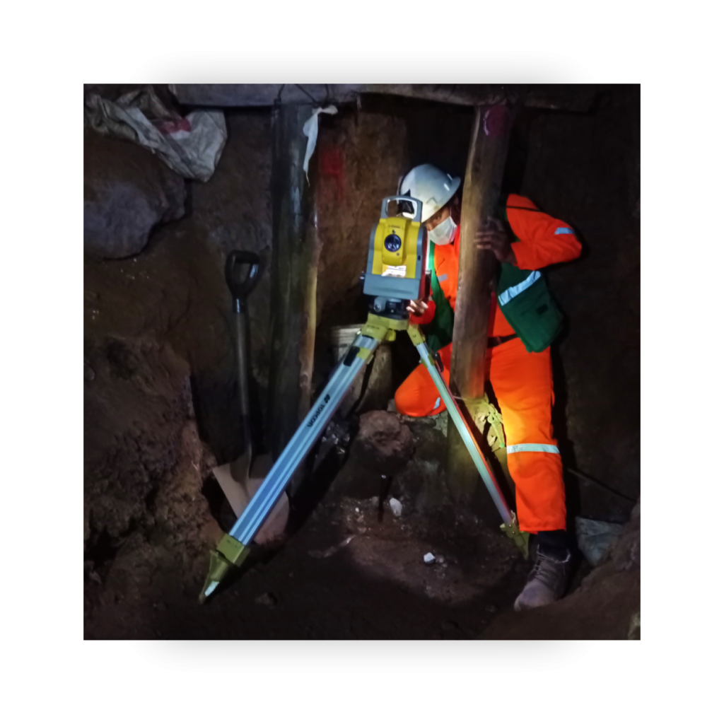 equipo-de-geominerals-apurimac-en-campo-topografia-e-ingenieria 05