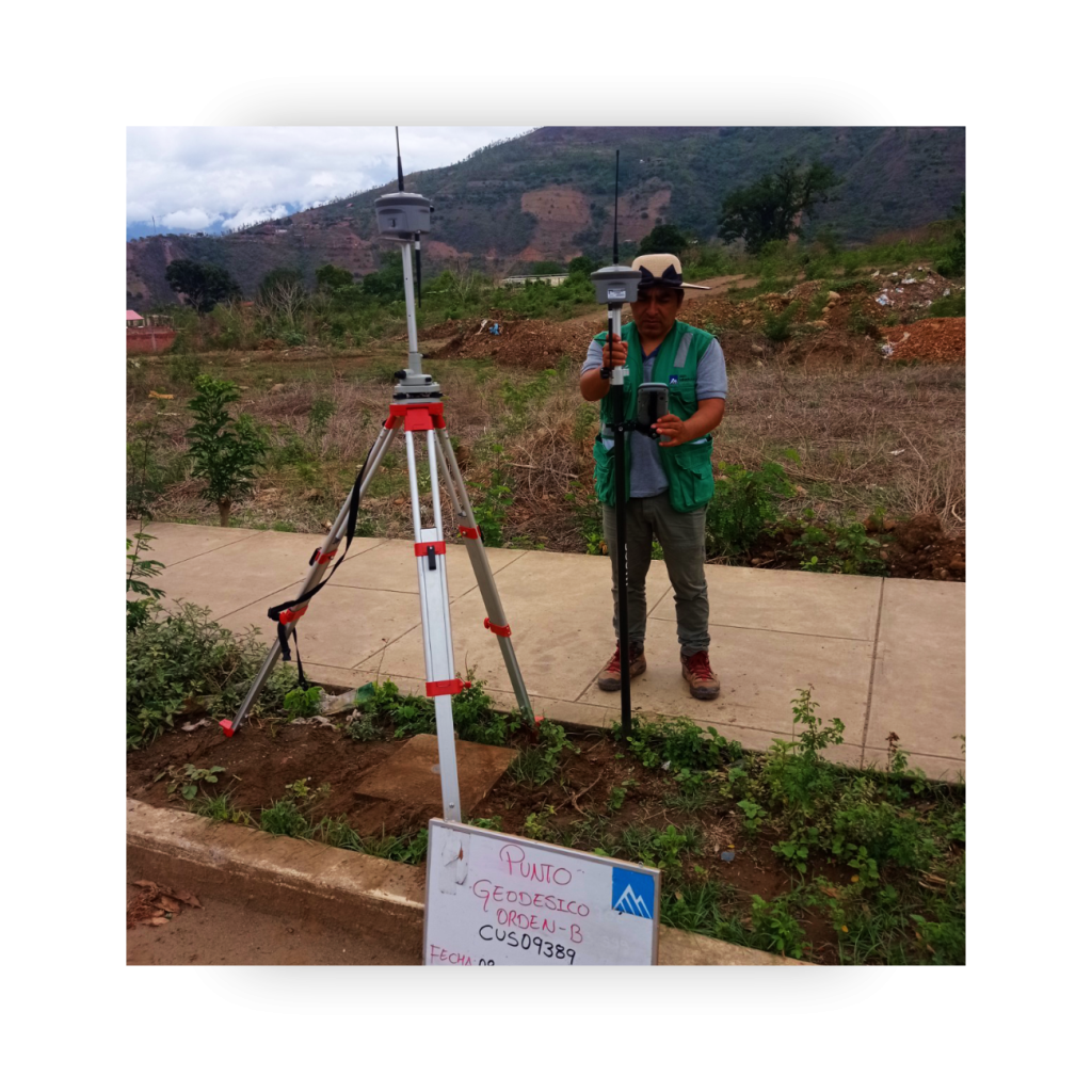 equipo-de-geominerals-apurimac-en-campo-topografia-e-ingenieria 06